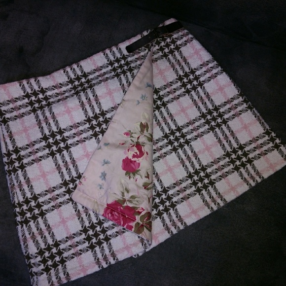 SOLD Burberry skirt - Picture 1 of 4